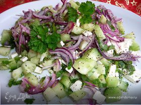 Огуречный салат с фетой и фиолетовым луком