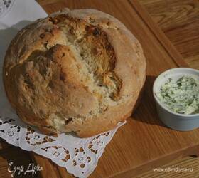 Домашний хлеб с курагой, орехами и зеленым маслом