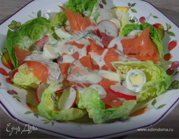 Салат с семгой, перепелиными яйцами и редисом