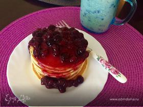 Pancakes with blueberry syrup (Панкейки)