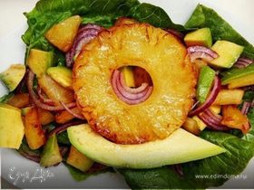 Салат с авокадо, ананасом и красным луком