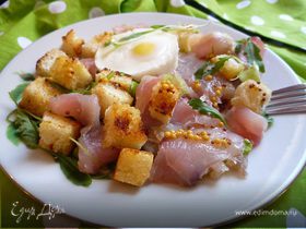 Салат из копченого сома с яйцом пашот и крутонами