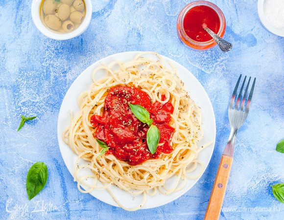 Спагетти с базиликом и помидорами