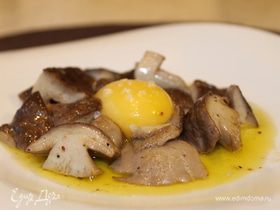 Жареные лесные грибы в соусе с трюфельным маслом