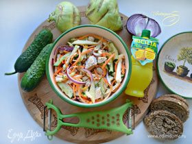 Овощной салат с кольраби и куриной грудкой