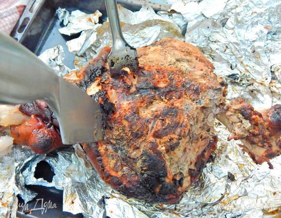 Свиная рулька запеченная в духовке со сметаной и чесноком пошаговый рецепт с фото — Вкусное дома