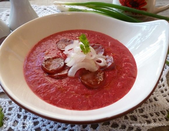 Свекольный крем-суп с чоризо и маринованным луком