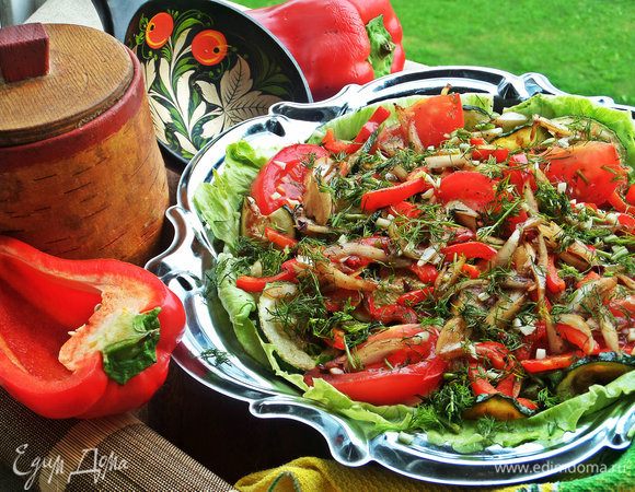 Салат с жареными кабачками, помидорами и яйцами. Рецепт простого и вкусного летнего салата