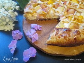 Творожный пирог с нектаринами и персиками