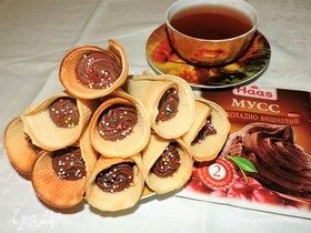 Вафельные трубочки с шоколадно-вишневым муссом