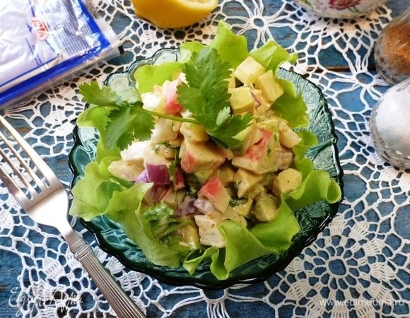Экзотический салат с крабовым мясом и авокадо для новогоднего стола