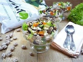 Витаминный фитнес-салат с киноа, отрубями и фруктами