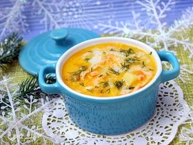 Суп с семгой, плавленым сыром и зеленым горошком