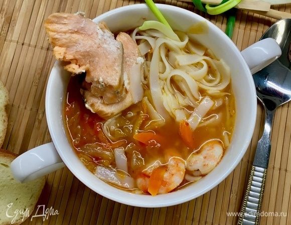 Суп с креветками и кальмарами: рецепт - Лайфхакер
