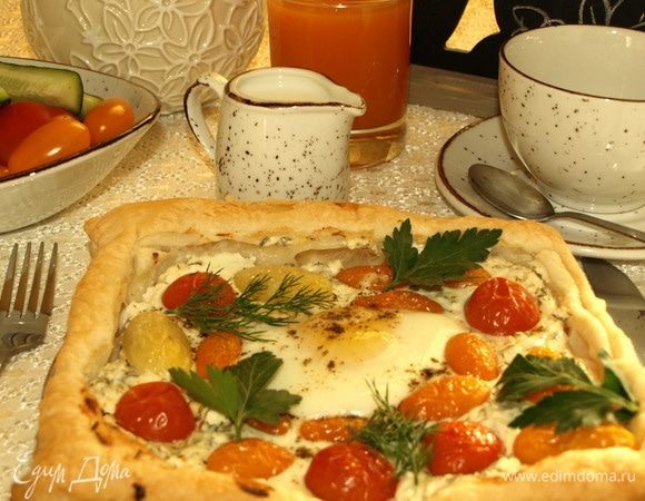 Слоеный пирог с брынзой, помидорами и яйцом