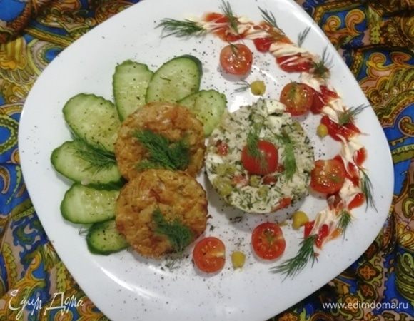Куриные маффины с салатом (здоровый ужин)