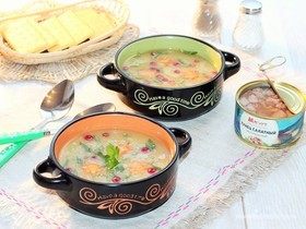 Овощной суп с тунцом и клюквой