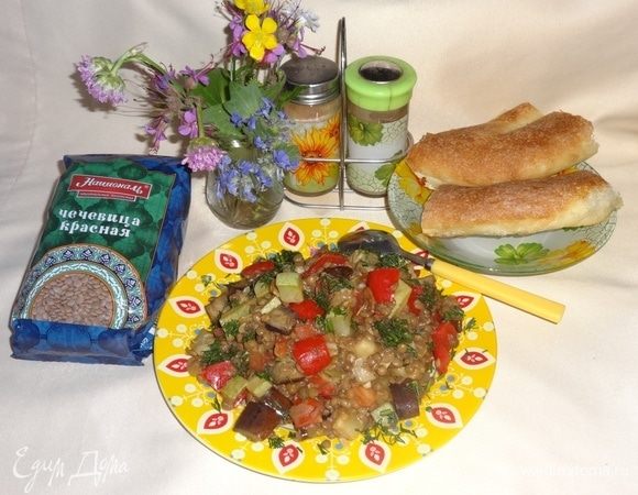 Теплый овощной салат с чечевицей и соусом терияки