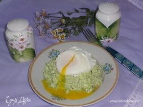 Яйцо пашот на зеленом творожном «облаке»
