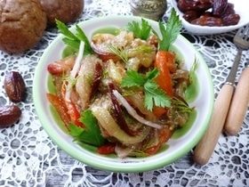 Салат из запеченных овощей с финиками