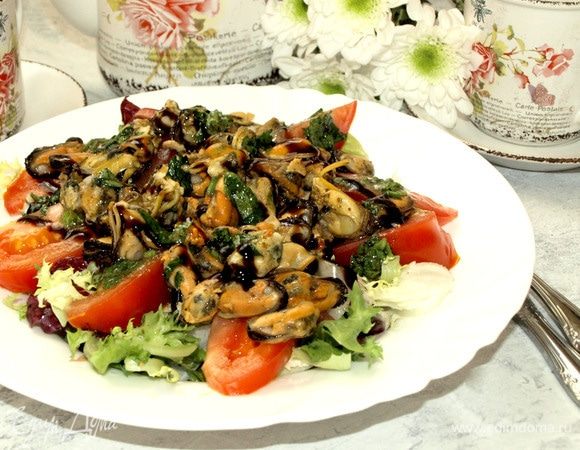 Салат с мидиями – 10 вкусных рецептов в домашних условиях с пошаговыми фото