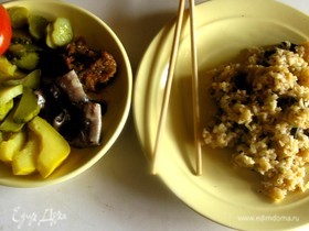 Жарено-тушеный рис с белыми грибами в сковородке