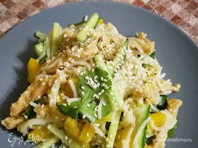Безглютеновый салат с рисовой вермишелью