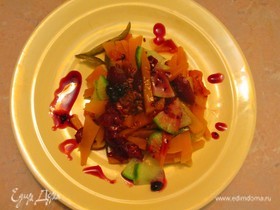 Теплый тыквенный салат с клюквенным соусом и сливами