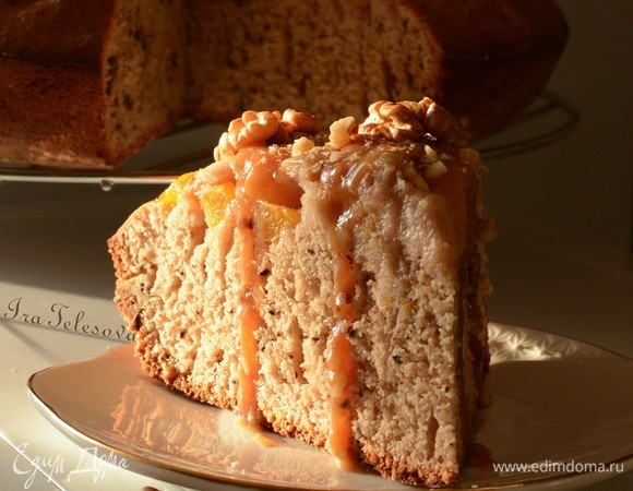 Ореховый пирог с карамелью и персиками