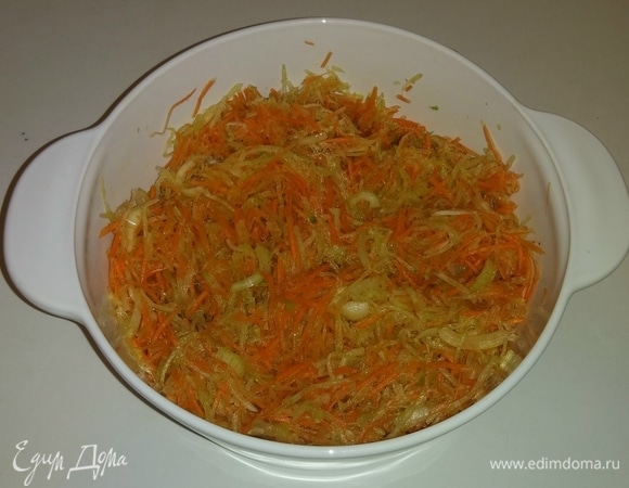 Простой салат с зеленой редькой и морковью