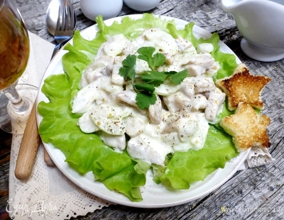 Рыбный салат с сельдереем под йогуртовой заправкой
