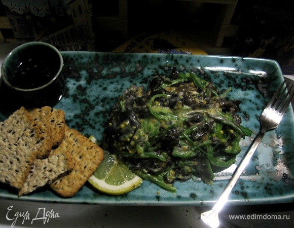 Салат из чуки, грибов муер и морской капусты