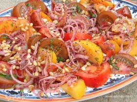 Салат из разноцветных помидоров