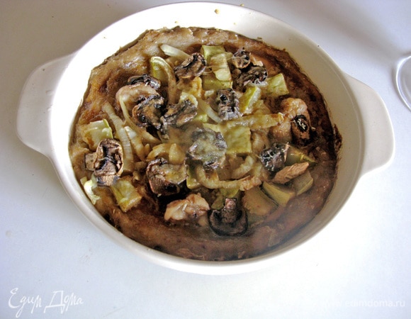 Картофельная запеканка с сыром и грибами в духовке: рецепт - Лайфхакер