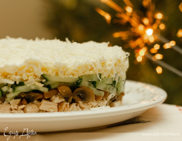салат с маринованными грибами и курицей слоями рецепт с фото пошагово | Дзен