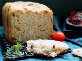 Хлеб с копченостями, сыром, оливками и чесноком