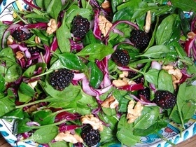 Салат из шпината с красным луком, ежевикой и грецкими орехами