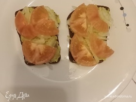 Бутерброд с пастой из авокадо и помидором