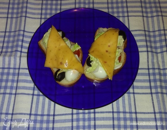 Горячие бутерброды с перепелиными яйцами и овощами