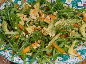 Салат с сельдереем, авокадо и фундуком