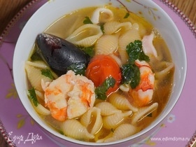 Итальянский суп с мидиями, креветками и кальмарами