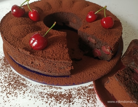 Шоколадный пирог с черешней