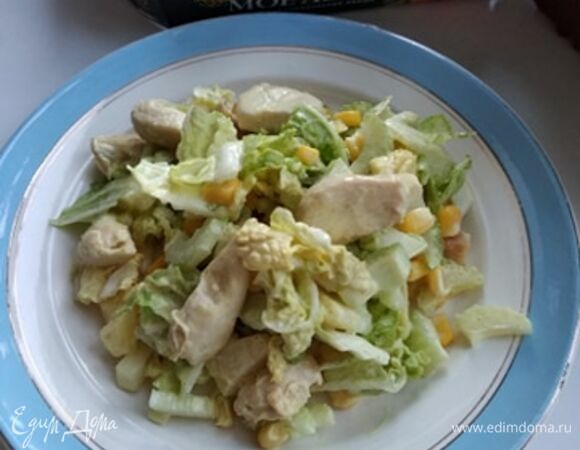 Слоёный салат с курицей, ананасами и кукурузой
