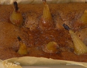 Миндально-финиковый пирог с томленными в сиропе грушами