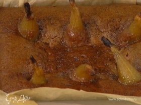Миндально-финиковый пирог с томленными в сиропе грушами