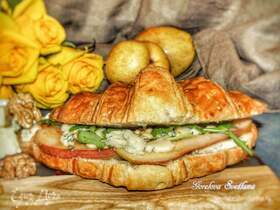 Круассан-сэндвич с голубым сыром и карамелизированной грушей