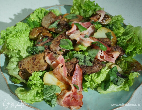 Идеальный ужин: теплый салат из куриной печени с помидором и зеленью