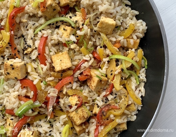 Бурый рис с тофу и овощами