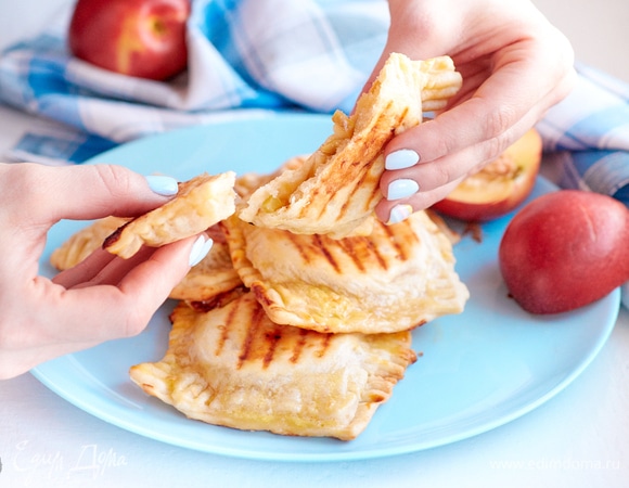Мини-пирожки с яблоком и марципаном