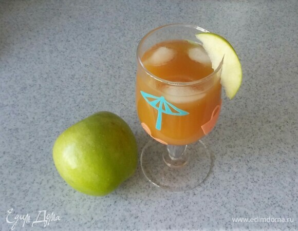 Яблочный коктейль с ромом
